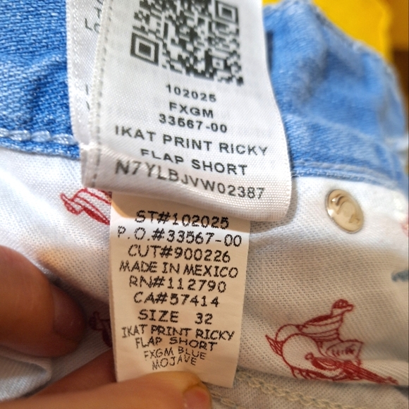 True Religion Men's Ricky Flap short 32 frayed hem light wash ikat print - Picture 11 of 12